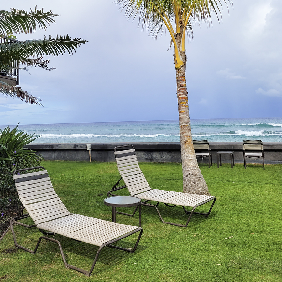Maui Sands lounge on the ocean